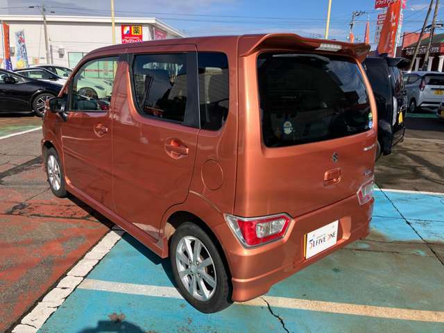 当店では、自社で仕入れした厳選車両を、多数展示しております。リーズナブルなお車を多数在庫しております。掘り出し物を探しにいらしてください。