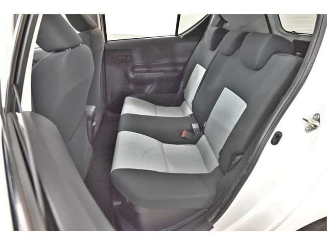 中古車をキレイで気持ちよくお乗りいただけるよう、エンジンルームからシートを外した洗浄まで、目に見えない部分も徹底的に洗浄しています！