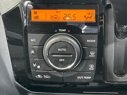 【オートエアコン】一度お好みの温度に設定すれば、車内の温度を検知し風量や温度を自動で調整。暑い…寒い…と何度もスイッチ操作をする必要はありません。快適な車内空間には必須の機能ですね♪