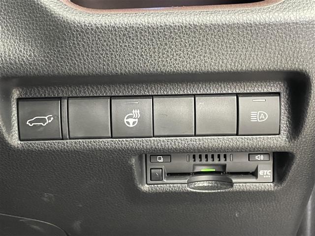 【ETC】有料道路を利用する際に料金所で停止することなく通過できる、ETC車載器（ノンストップ自動料金収受システム機器）が装備されています。セットアップを行うことで利用可能になります。