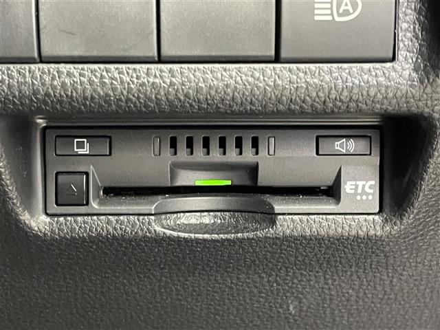 【ETC】有料道路を利用する際に料金所で停止することなく通過できる、ETC車載器（ノンストップ自動料金収受システム機器）が装備されています。セットアップを行うことで利用可能になります。
