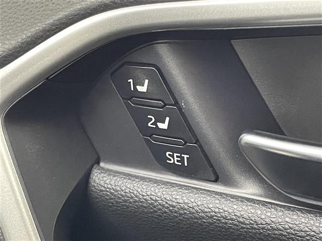 【運転席】座り心地が良いシートなので長時間の運転でも快適にお過ごしいただけます。新品のフロアマットのご注文も可能です。掲載箇所以外にご希望の写真がございましたらお気軽にお問い合わせ下さい。