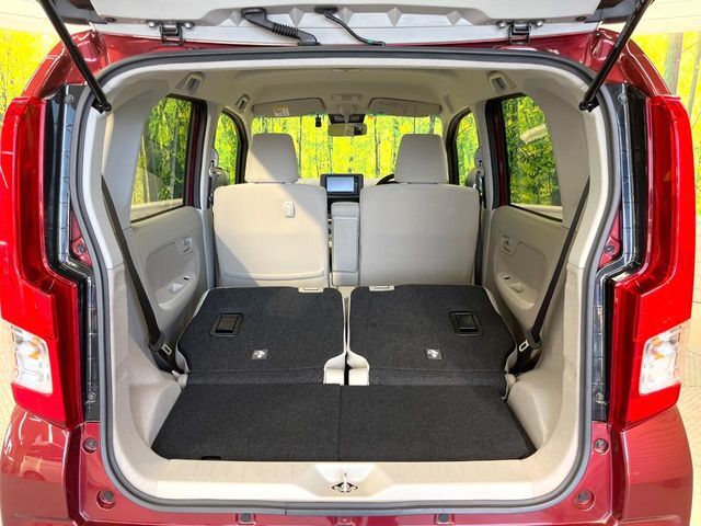 普段のお買い物や通勤、送迎等に十分な荷室スペースを確保しております。セカンドシートを倒すと、大きな荷物の積載も可能です♪
