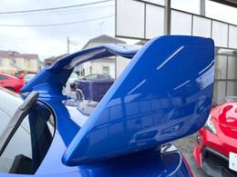 【大型リヤスポイラー】スポーツカーらしさがグッと引き立つ大型リヤスポイラーを装着♪高速走行時のスタビリティ（走行安定性）向上に役立ちます。