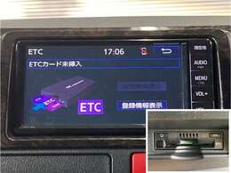 ナビ連動ETC付きです。高速道路料金所での小銭の出し入れや雨天時における窓の開け閉めなどの煩わしさが解消できます。料金所の通過もスムーズで快適ですよ。☆使用履歴表示や音声案内もしてくれます☆