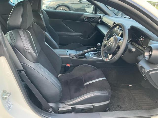 「この車の写真をもっと見たい」「状態が気になる」「この装備はついている？」どんな小さな疑問でもお気軽にお問い合わせください！