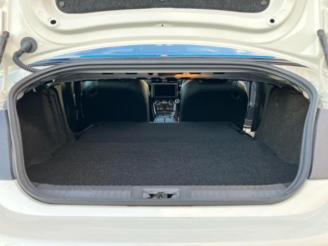 WECARSでは各商談席に大型モニターをご用意しております！見やすい大画面でゆったりと全国の在庫をご覧いただけます！是非ご来店お待ちしております！