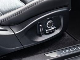 電動パワーシートですので運転中のシート調節も安全に行えます。微調整も可能ですのであなただけのドライビングポジションを実現します。