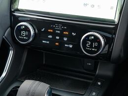 運手席・助手席ともに、三段階で強弱の調節が可能なシートヒーター機能を装備！季節で欠かすことのできないポイントの高い装備ではないでしょうか♪快適なドライブをお楽しみください。