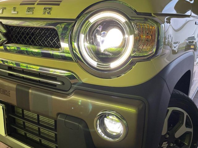 【LEDヘッドライト】悪天候や夜間走行時も良好な視界を確保し安心して運転できる高輝度LEDヘッドライトを装備！点灯速度が早く、消費電力も抑えられています。