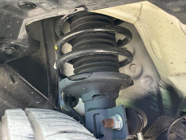 お車を安心してお乗りいただく為には、足回りの定期点検が欠かせません。サービスサポート（有償保証）では無料点検もご提供しており、安心のカーライフをお過ごしいただけるサポート体制が整っています。
