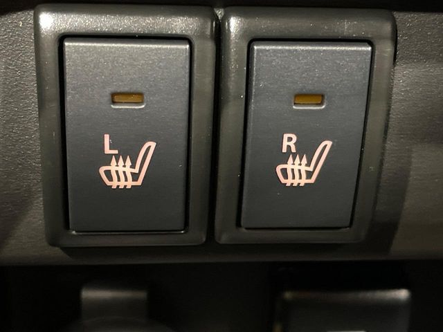 【前席シートヒーター】寒い日に重宝するシートヒーター！エアコンより早く温まってくれるので寒がりの人も安心ですね♪エアコンの温風は乾燥するから苦手、という方にもをおすすめです。