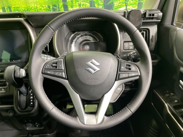 【純正革巻きステアリング】上質な革を使用することで、手にしっかり馴染みとても運転しやすいハンドルです♪