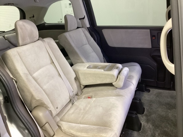 2列目シートは背もたれの角度調節ができるベンチシートになっております。長距離運転になってもゆったりとできるように、カップホルダー付きアームレストがついてます。