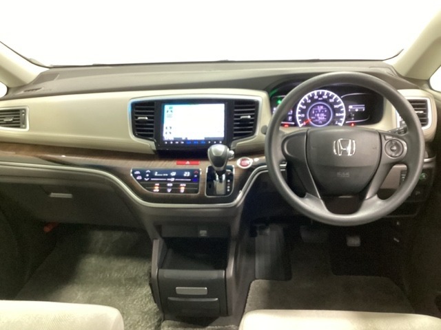 車内は光触媒抗菌消臭施工済です。インパネ周りはスタイリッシュなデザインで機能や装備も充実しています。グローブボックスやカップホルダーのほかにトレーなどたくさんの収納スペースが付いています。