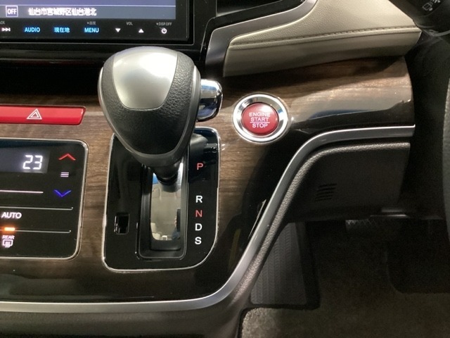 CVT車のセレクトレバーです。低速から高速まで、変速ショックのないスムーズな走りを実現するとともに、エンジン効率のよい領域を維持することで燃費にも貢献します。