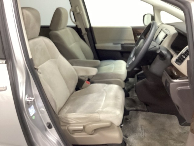 女性でも運転がしやすいように、シートの高さ調整機能（シートリフター）がついています。運転席と助手席の間が空いている為、助手席側への移動がスムーズです。交通量の多い道でも助手席側から乗り降りができます。