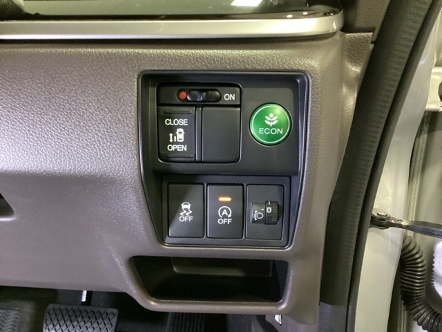 左側電動スライドドアは運転席から操作ができるよう、操作スイッチが付いています。その下にはヘットライトレベライザーのスイッチがついています。道路状況や積荷の加重に応じてライトの高さを調節できます。