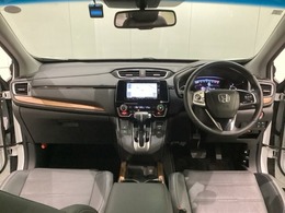 車内は光触媒抗菌消臭施工済です。インパネ周りはスタイリッシュなデザインで機能や装備も充実しています。グローブボックスやカップホルダーのほかにトレーなどたくさんの収納スペースが付いています。