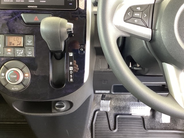 シンプルでスマートな操作のシフトレバーです