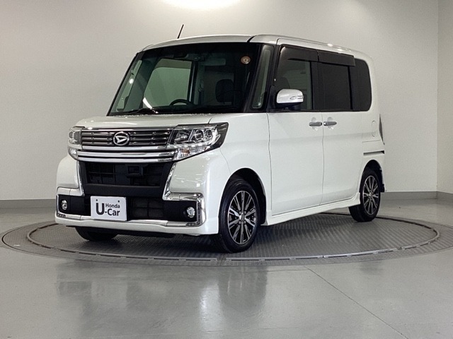 ボディーやインテリアは専門スタッフが一台一台丁寧に磨き、クリーニングしています