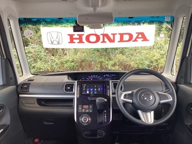 ドライバーを中心に自然に手が届く位置にATセレクトレバーやエアコン、様々な操作スイッチなどを配置、操作性に優れています