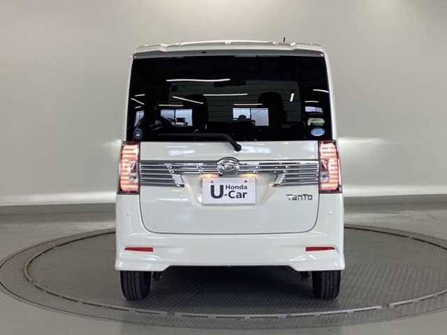 汚れが付着しやすいリヤガラスにはリヤワイパーが付いています。フロントのワイパーがONの時はシフトレバーをリバースに入れるとリヤワイパーがリンクして作動、クリヤーな視界が保てます。