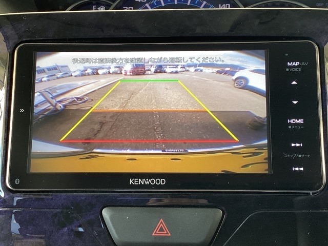 ガイドライン付きバックモニターで車庫入れも安心。知らない道でも安心して楽しくお出かけができます