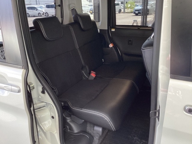 フラットな床と膝回りや頭上スペースなど十分な広さがあります