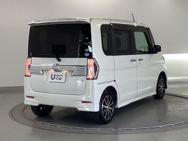 プライバシーガラスが装備されています。外を見るときには気にならずに、後方車両からは車内が見えにくくなってます