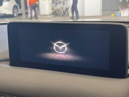 【8.8インチマツダコネクト】車内の雰囲気にマッチした大型のディスプレイ。スマホ接続でのナビ使用やBluetooth再生等、様々な機能が楽しめます。直感的なダイヤル操作が可能で、使い勝手も良好です。