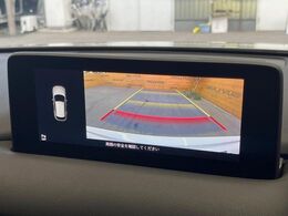 【サイド＆バックカメラ】停車・駐車時に死角になりがちな運転席から見えづらいサイドとリアの障害物を確認できます！雨天時や夜間などは特に活躍してくれるアイテムです。