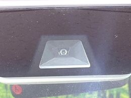 【ホンダセンシング】走行中に前方の車両等を認識し、衝突しそうな時は警報とブレーキで衝突回避と被害軽減をアシスト。より安全にドライブをお楽しみいただけます。