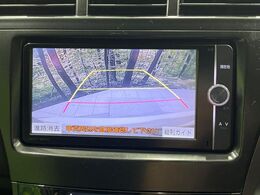 【バックカメラ】駐車時に後方がリアルタイム映像で確認できます。大型商業施設や立体駐車場での駐車時や、夜間のバック時に大活躍！運転スキルに関わらず、今や必須となった装備のひとつです！