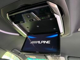 【フリップダウンモニター】大画面モニターで後席でもエンタメをお楽しみいただけます。小さなお子様にも大人気の装備です♪