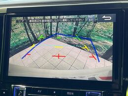 【バックカメラ】駐車時に後方がリアルタイム映像で確認できます。大型商業施設や立体駐車場での駐車時や、夜間のバック時に大活躍！運転スキルに関わらず、今や必須となった装備のひとつです！