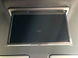 【フリップダウンモニター】大画面モニターで後席でもエンタメをお楽しみいただけます。小さなお子様にも大人気の装備です♪