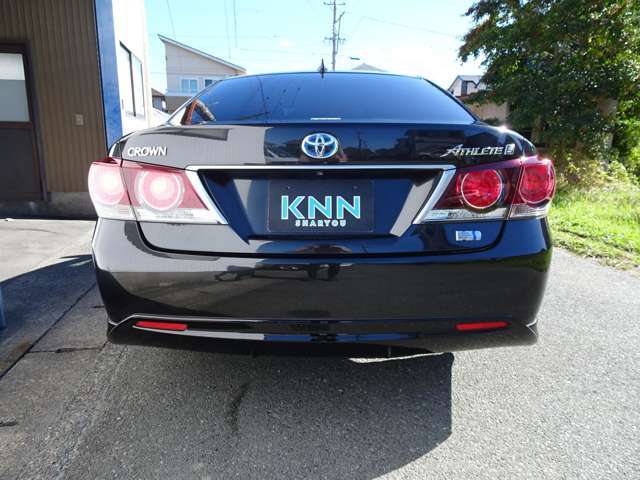 第三者機関の日本自動車鑑定協会（JAAA）の鑑定師が中古車を鑑定。プロがグレーディングレポート（鑑定証）を一台一台に発行します。