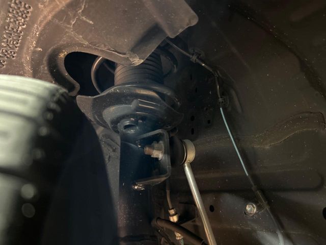 お車を安心してお乗りいただく為には、足回りの定期点検が欠かせません。サービスサポート（有償保証）では無料点検もご提供しており、安心のカーライフをお過ごしいただけるサポート体制が整っています。
