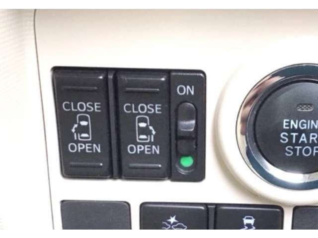 【両側パワースライドドア】両側がパワースライドドアになっており、運転席のスイッチやスマートキーでも開閉が可能です！開口部も広いので乗り降りも楽々♪