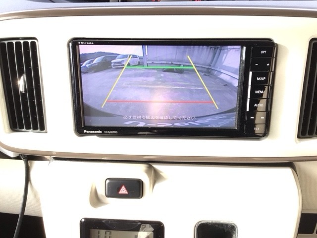 【バックカメラ】運転が苦手な方も車庫入れラクラクです！ギアをリバースに入れれば自動的に切り換わりますので、面倒な操作は不要です♪狭い駐車場もお車を傷つけず安心ですね！