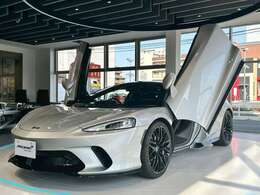 プレミアムパック・実用性パック・軽量スポーツパック・レザーシルパネル・ジェットブラックレザーステアリングホイール・ブラックシートベルト・バローロステッチ