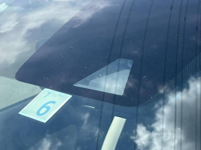 【エマージェンシーブレーキ】走行中に前方の車両等を認識し、衝突しそうな時は警報とブレーキで衝突回避と被害軽減をアシスト。より安全にドライブをお楽しみいただけます。