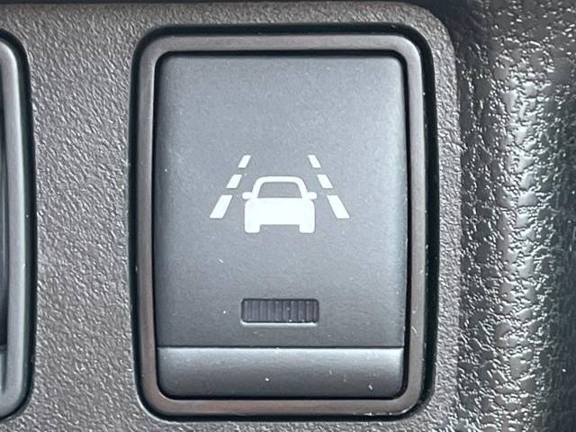 【車線逸脱警報】道路上の白（黄）線を認識し、意図せず走行中の車線からはみ出しそうになった時、メーター内の警告灯とブザーで注意喚起してくれる安心・安全機能です♪