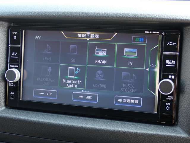 純正SDナビゲーション（MM318D-W）が装備されています。DVDビデオ＆CD再生＋フルセグTV視聴が可能です。Bluetooth対応です。
