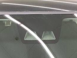 【スマートアシスト】走行中に前方の車両等を認識し、衝突しそうな時は警報とブレーキで衝突回避と被害軽減をアシスト。より安全にドライブをお楽しみいただけます。