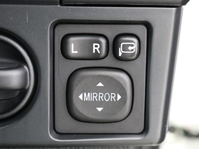 電動格納ミラーの操作スイッチですね。　駐車時にミラーを動かそうと外に出る必要も無く、悪天候の時でも運転席に居ながらミラーの操作できますよ。　一度使うと手放せない装備ですよね。