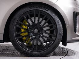 23インチホイール装備！力強さと重厚感を感じさせる立体感のあるスポーク、車体全体のバランスを考慮した洗練されたデザイン性でエディションワンの魅力を際立たせます！