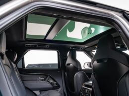 明るく開放的な光を生み出し広々とした空間を演出するパノラミックルーフ！ダークティンテッド強化ガラスは快適な車内温度を維持し日差しの影響を抑えるとともにプライバシーを保つ。電動サンブラインドも装備！