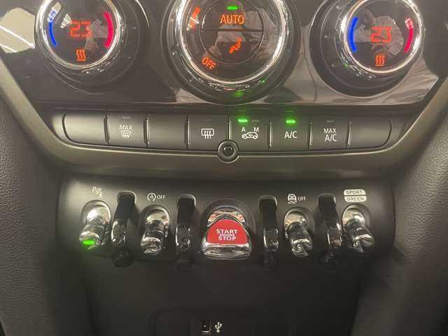 【運転席操作部】『運転席周辺の装備』の画像になります。快適なドライブを楽しむための機能が装備されています！運転席から触れるので使いやすいです！